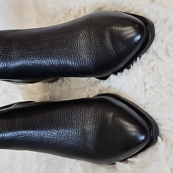 *SOLD* Chinese Filip Black Bootie, size 6, Like new with original box - Picture 5 of 12